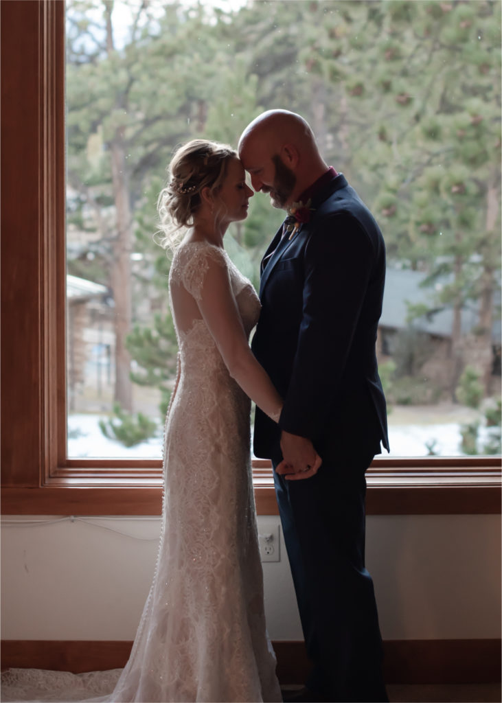 Snowy Winter Wedding in Estes Park Colorado at Black Canyon Inn | Britni Girard Photography